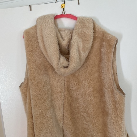 Plush sleeveless vest with pockets - Picture 5 of 5